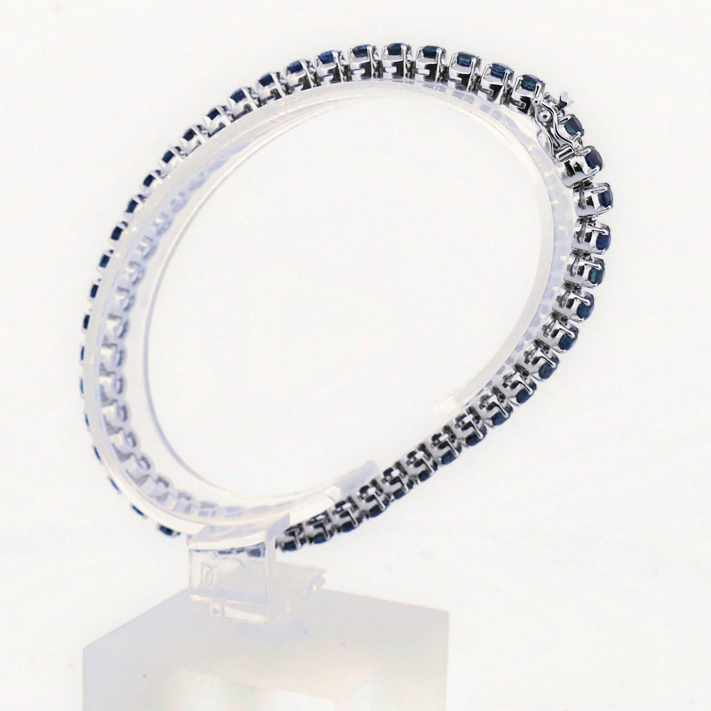 Tennisarmband 750 Weißgold mit 47 Saphiren, ca. 6,0 ct, 19 cm