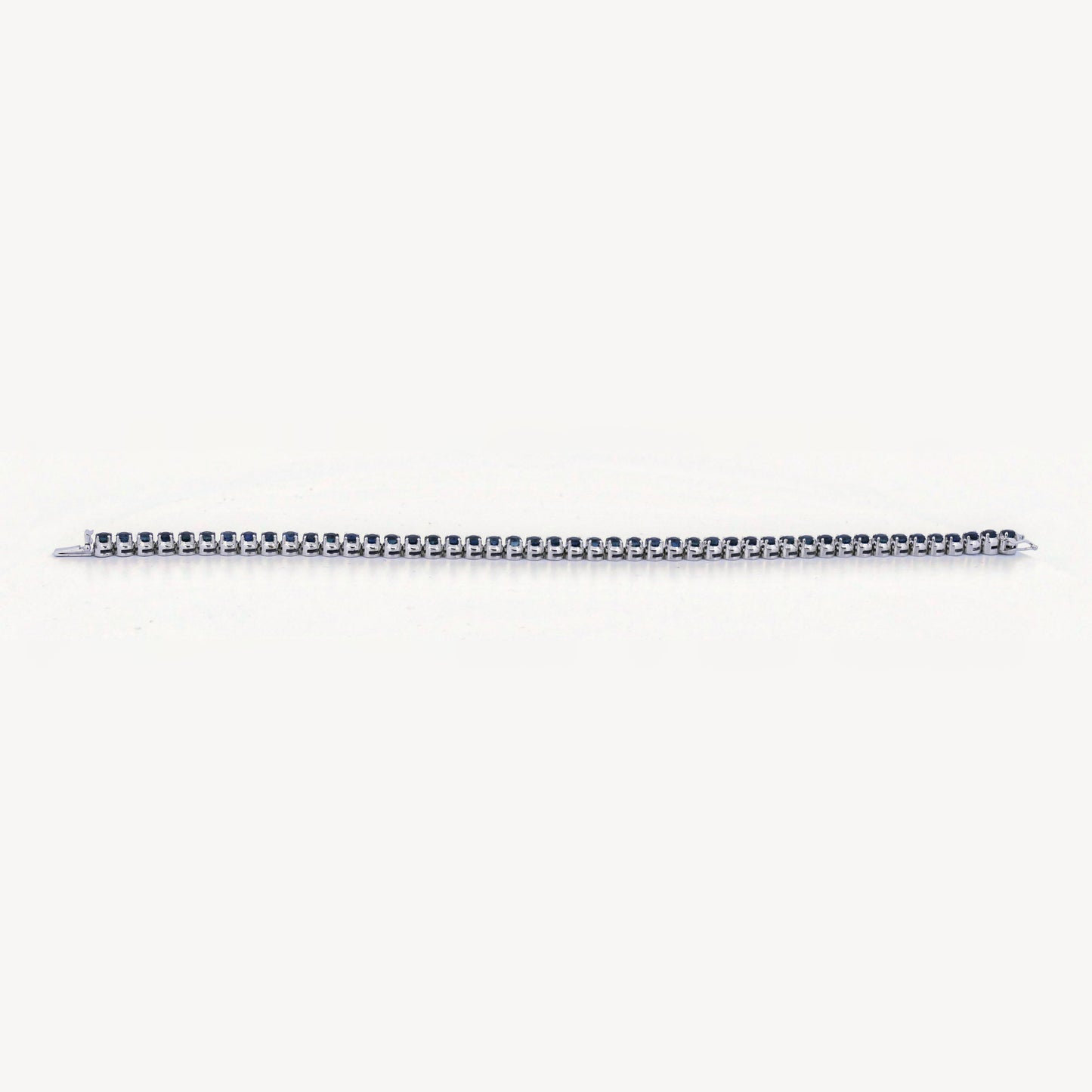 Saphir Tennisarmband in voller Länge von 19 Zentimetern, ausgestreckt