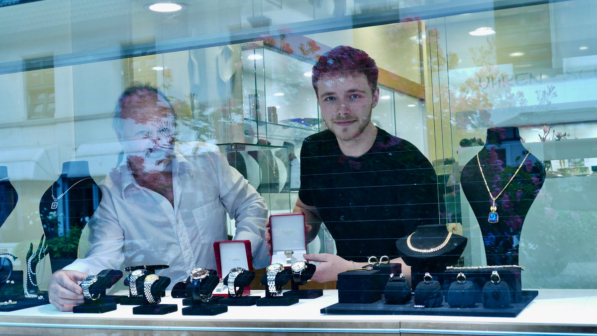 Vinzenz Reinecke räumt das Schaufenster ein, Markus Reinecke im Hintergrund